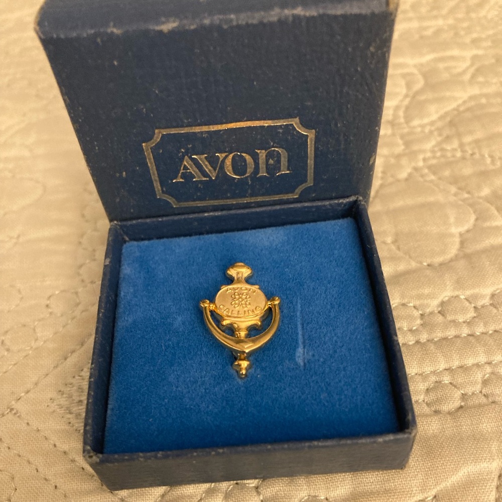 New in Box Vintage Avon Calling Door Knocker Brooch/Pin Consultant Award